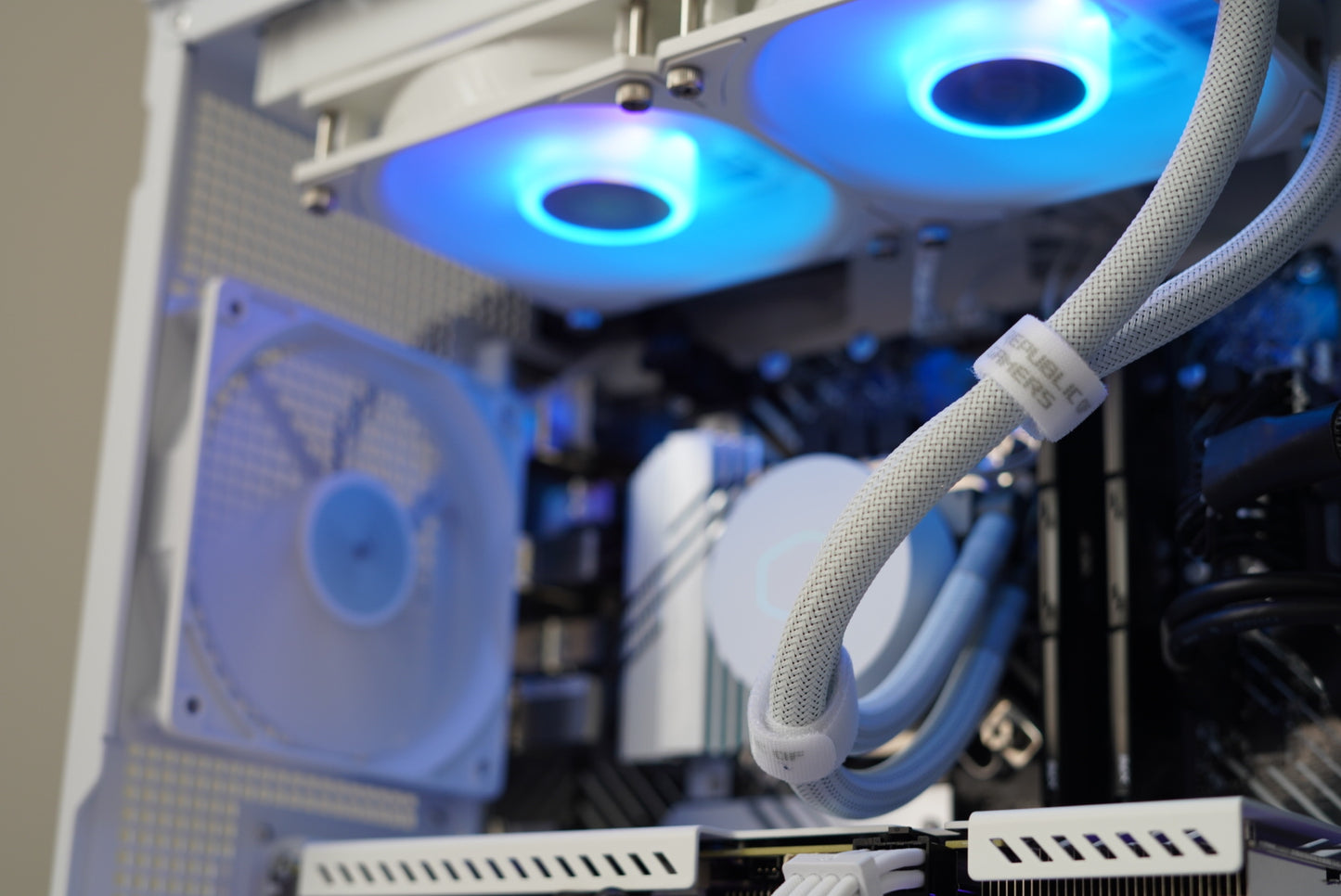 最新13世代 CPU 13600KF RTX3060 コンパクトサイズ ゲーミングPC